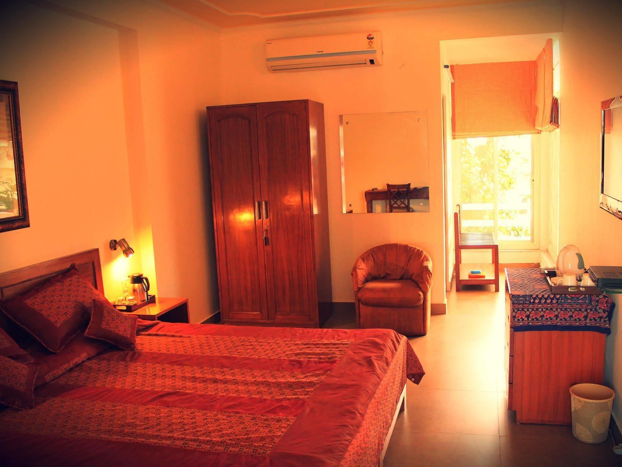 Giri Homestay By Vista Rooms Jaipur Bagian luar foto