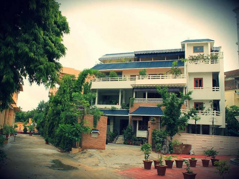 Giri Homestay By Vista Rooms Jaipur Bagian luar foto