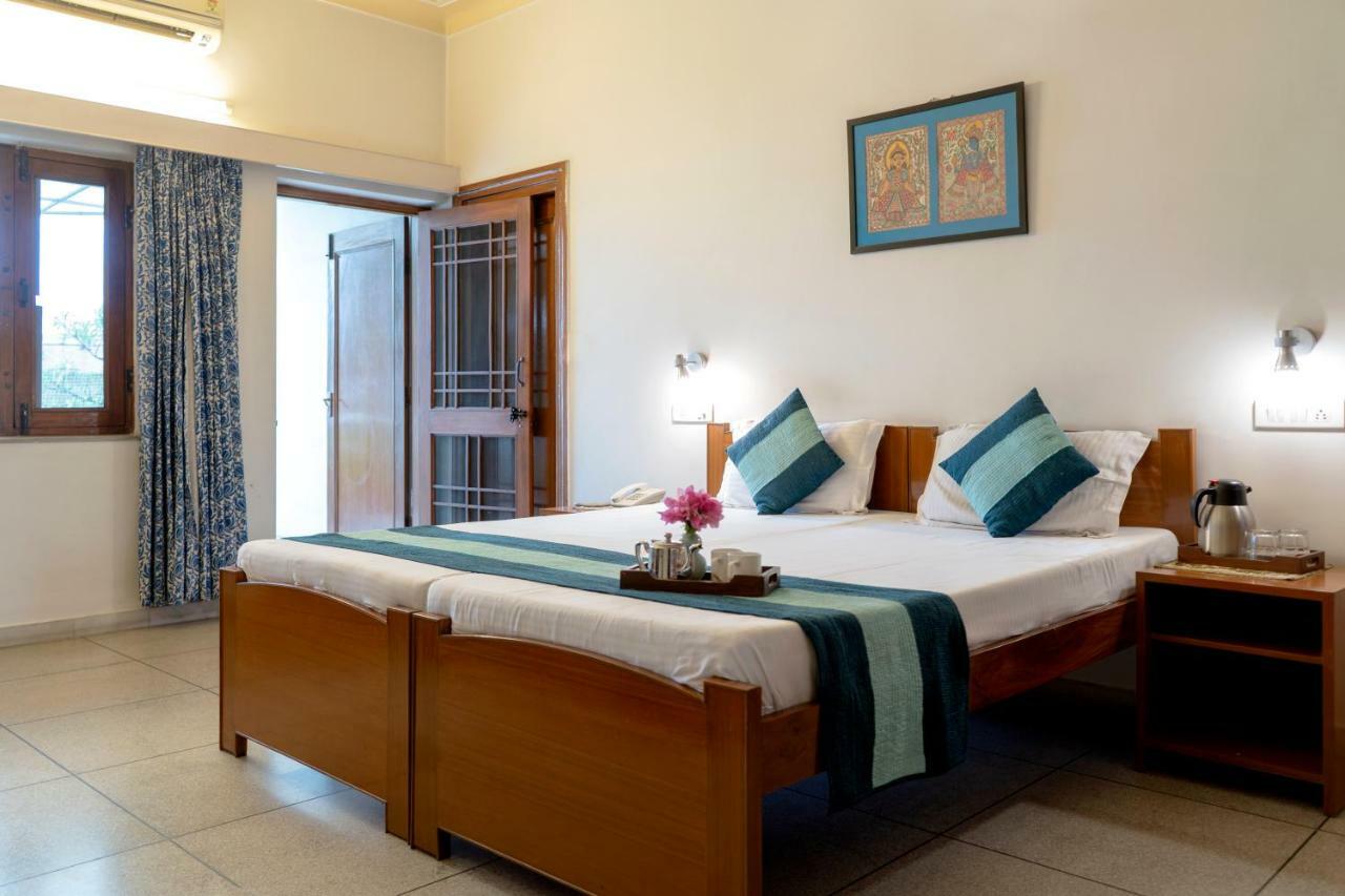 Giri Homestay By Vista Rooms Jaipur Bagian luar foto