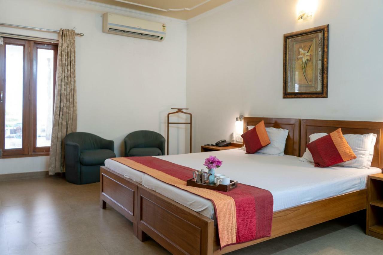 Giri Homestay By Vista Rooms Jaipur Bagian luar foto