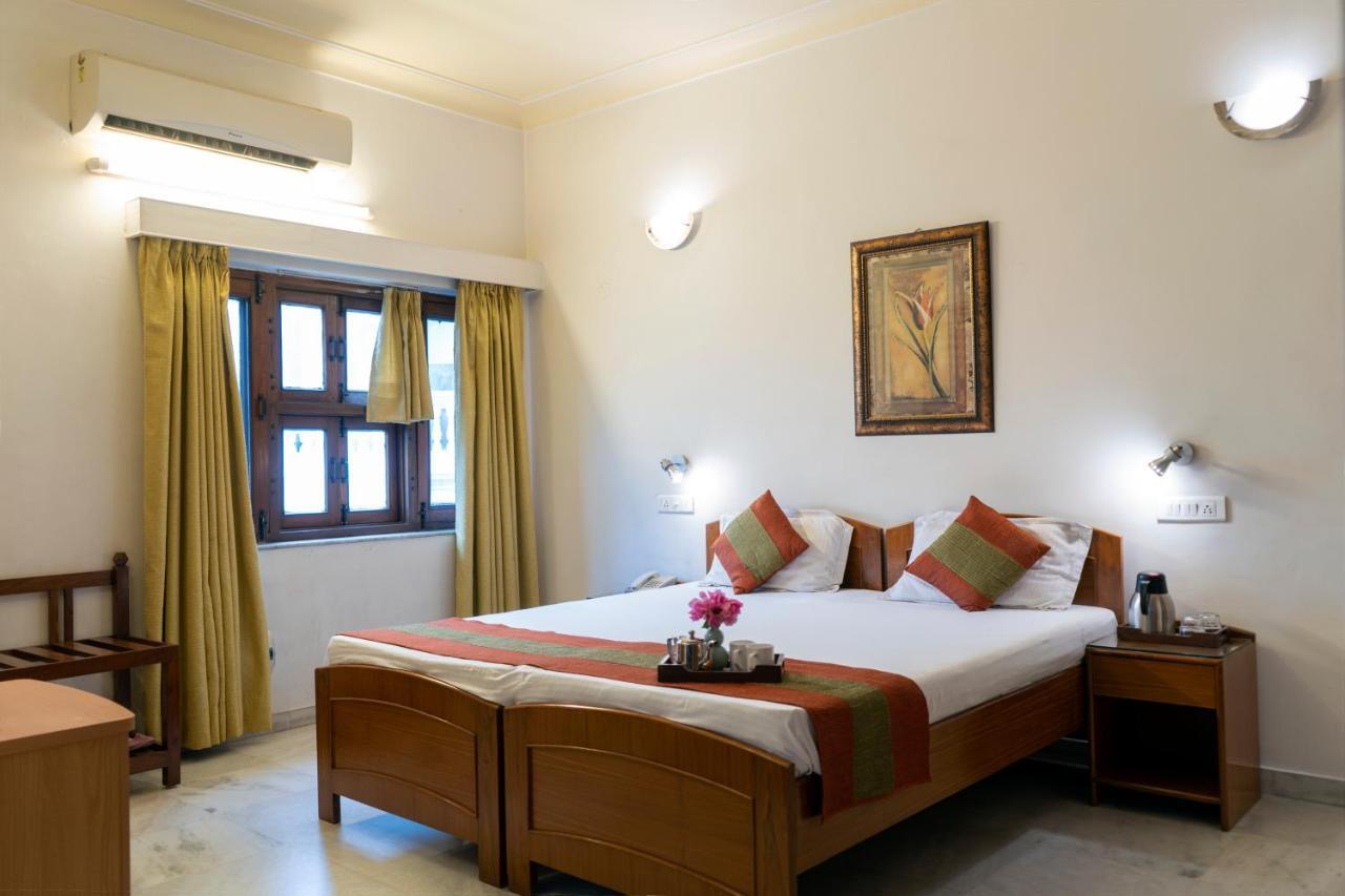 Giri Homestay By Vista Rooms Jaipur Bagian luar foto