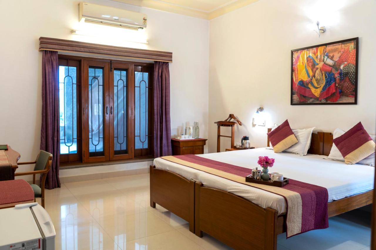 Giri Homestay By Vista Rooms Jaipur Bagian luar foto